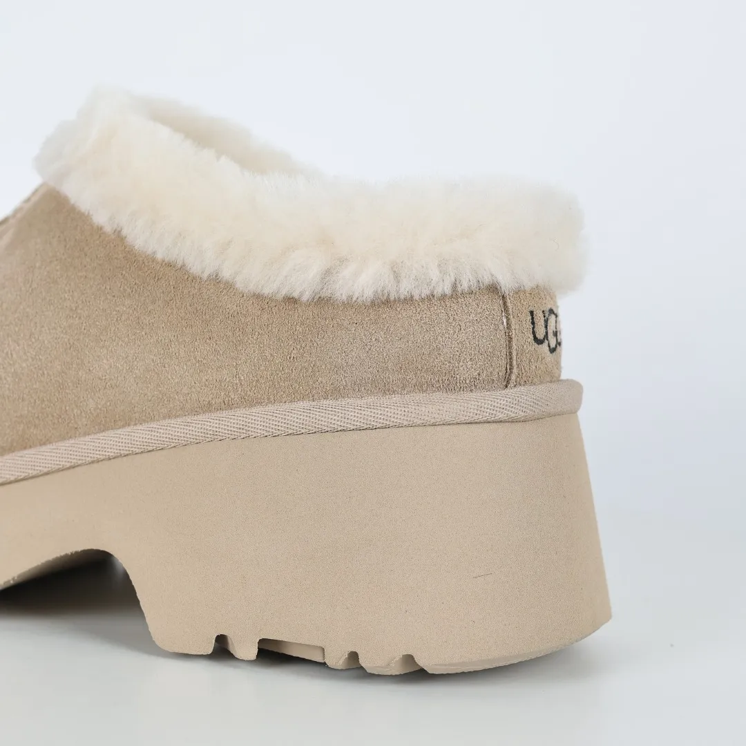 Pick up locally 💰560 Core recommended good price It is a very suitable choice for home use. In recent years, uug has launched a series of styles, which are partially geared towards the preferences of young consumers and have also moved to the forefront of fashion trends. Shoe body material: water-repellent coated suede upper, 17 mm UGGPURE™ implantable wool insole, lightweight non-slip and comfortable rubber outsole, with brand LOGO and trademark, with full packaging Size: 35 36 37 38 39 40